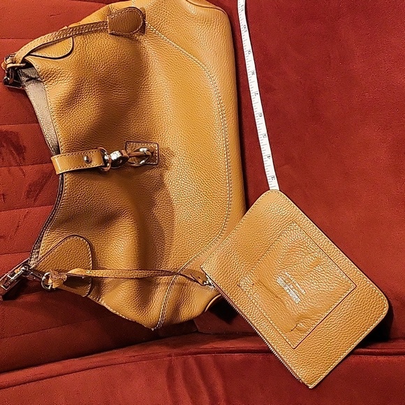 Dooney&Bourke pebble grain leather shoulder bag with logo lock - Picture 3 of 7